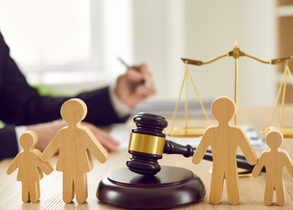 Representação da guarda dos filhos na Justiça com martelo, balança e figuras de família
