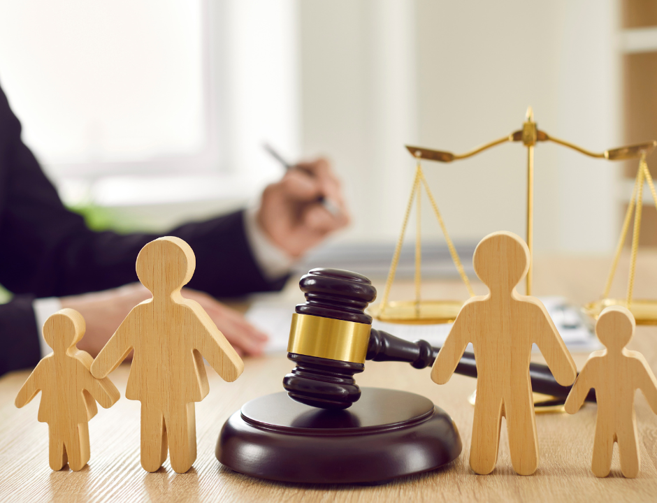 Representação da guarda dos filhos na Justiça com martelo, balança e figuras de família